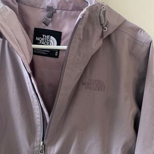 Beautiful color! Womens 2 in 1 North Face jacket. Size Medium